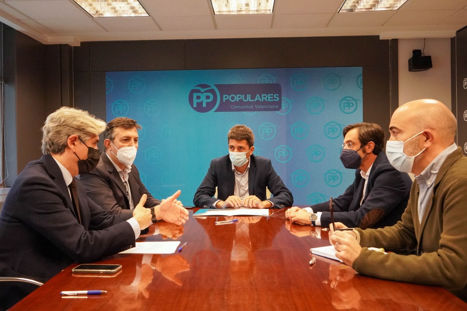 El president del PPCV, Carlos Mazón, en una reunió amb el sector de l'automoció