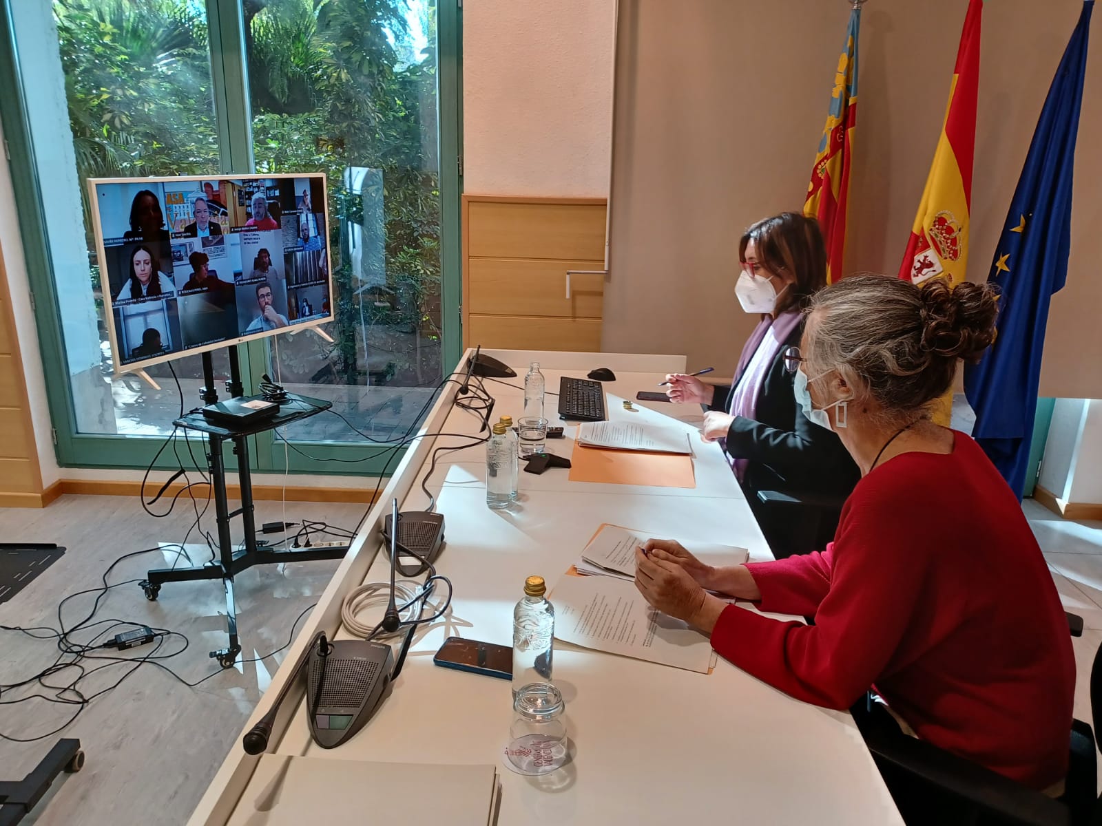 La consellera Rosa Pérez Garijo en una reunió per a la constitució del fòrum de debat