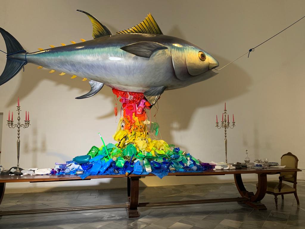 Obra de l'artista Nayra López que mostra l'impacte dels residus marins