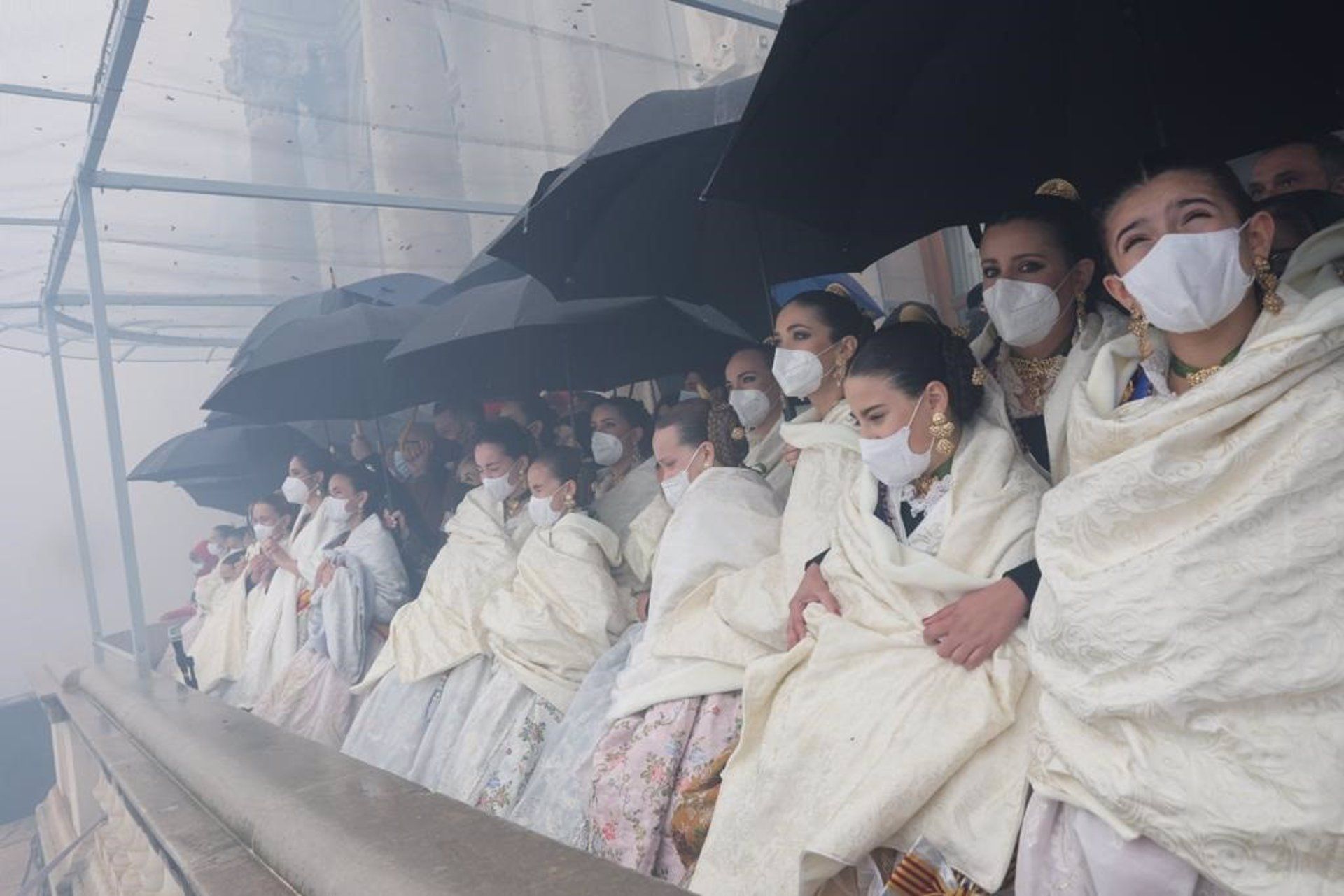 Falleras con paraguas en la mascletà del 6 de marzo