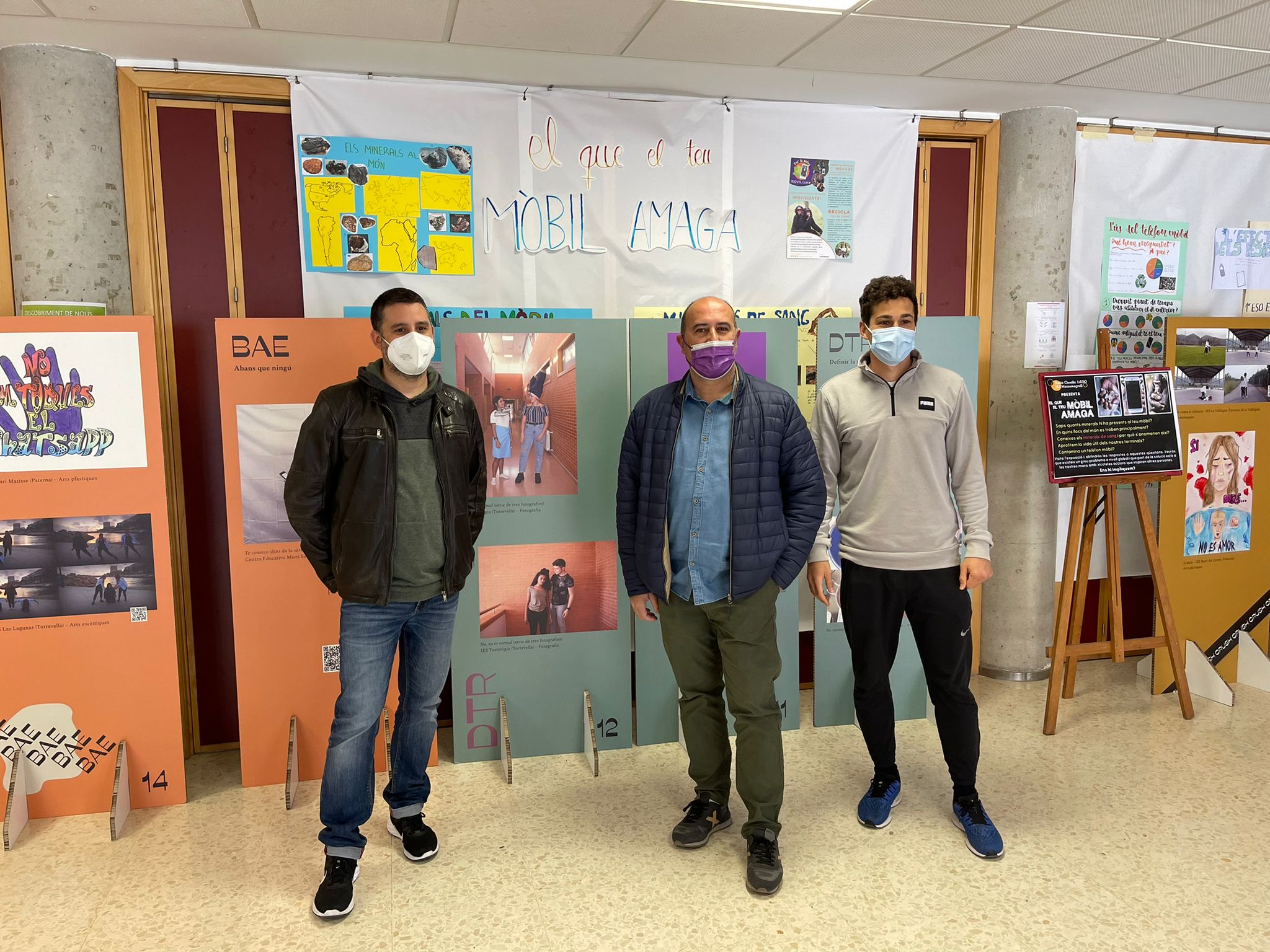 Exposición “No em toques el WhatsApp” al IES Massamagrell