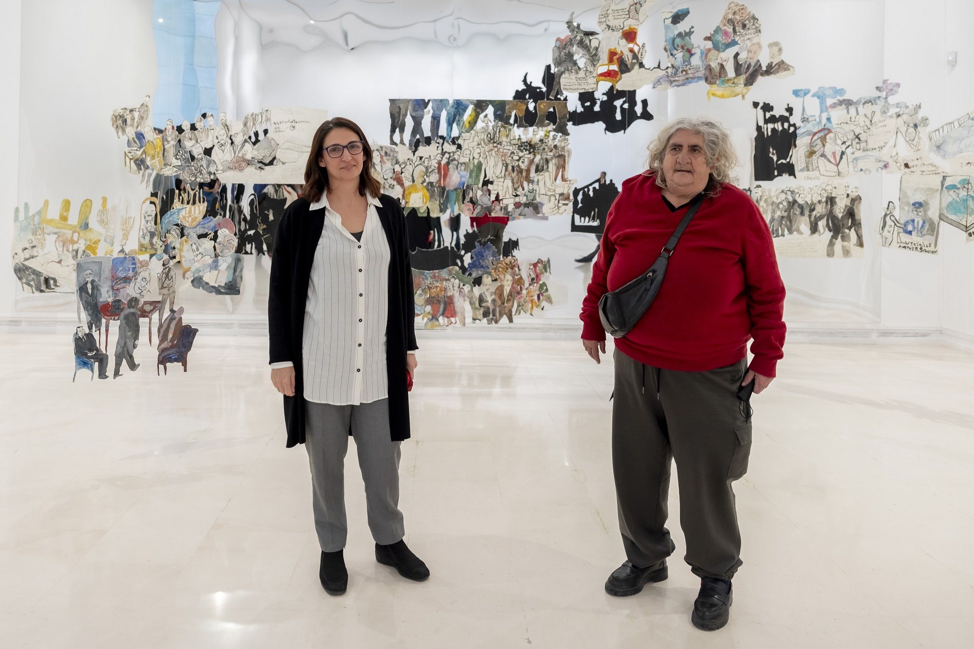 La directora de l’IVAM i cocomisaria de la mostra, Nuria Enguita, juntament amb l’artista Anna Boghiguian