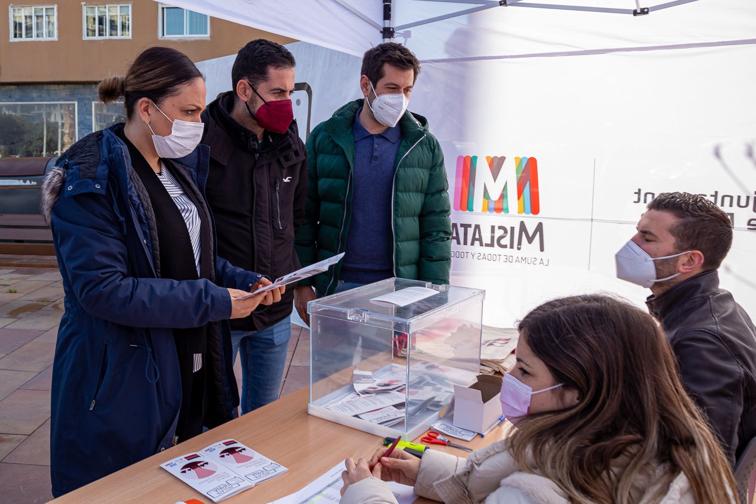 Membres de l'Ajuntament de Mislata visitant l'stand on els residents del carrer Almassil van votar el seu nou disseny urbanístic