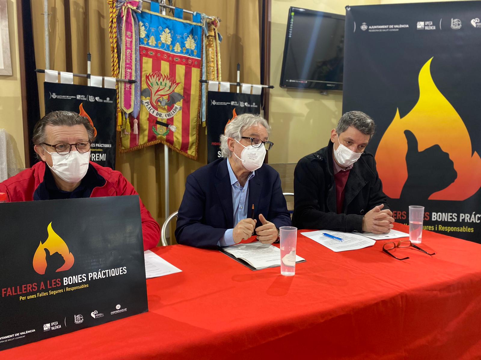 El regidor de Salut i Consum de l'Ajuntament de València, Emiliano García, el director de l'ONG valenciana Controla Club, Juan Barcala, i el president de l'Agrupació de Falles La Seu-Xerea-Mercat, Tono Fagoaga