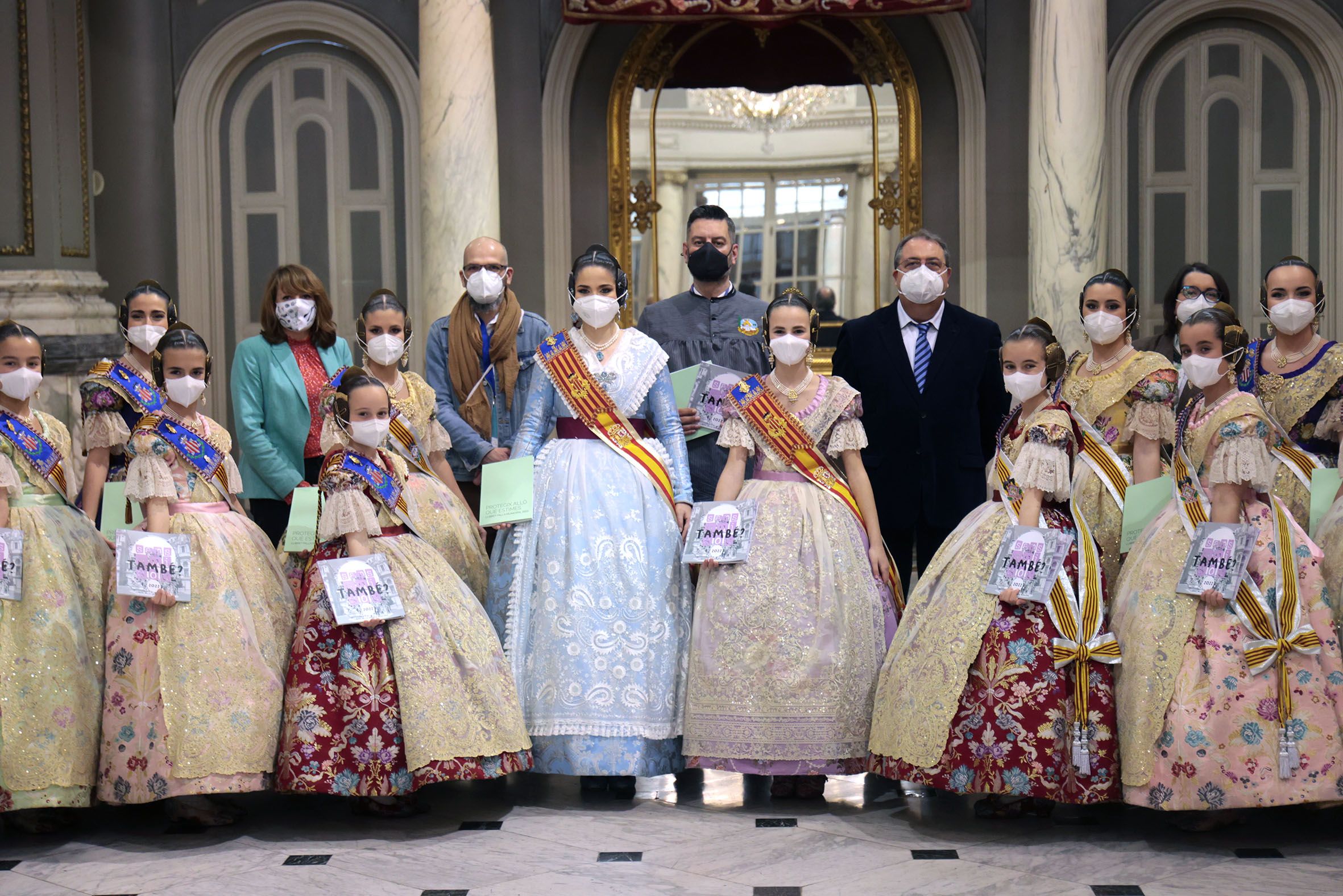 El regidor de Cultura Festiva, Carlos Galiana, acompanyat de les Falleres Majors de València 2022, Carmen Martín i Nerea López i les seues Corts d'Honor