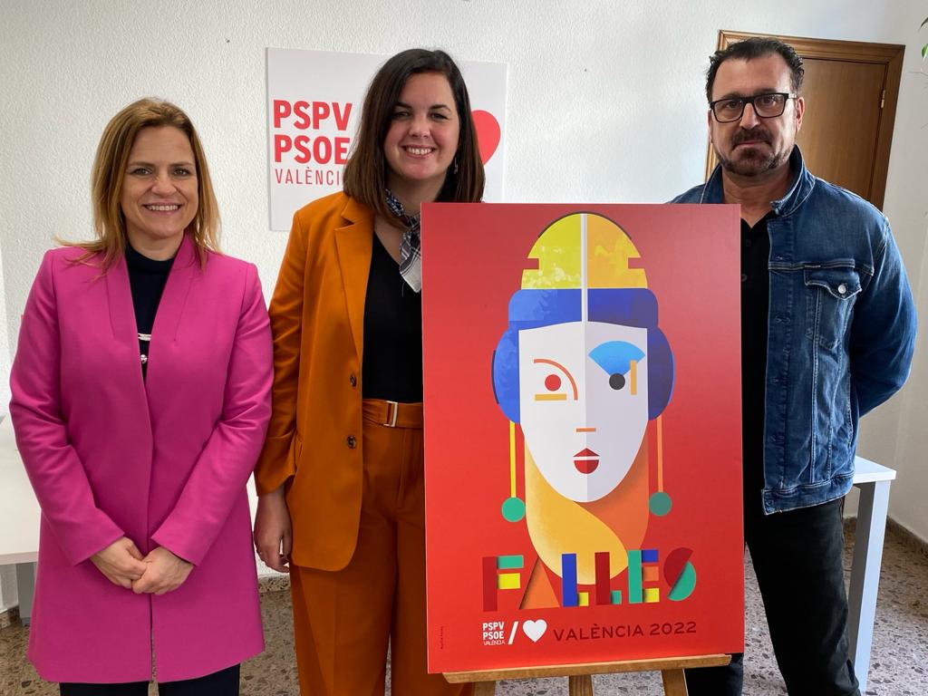 La vicealcaldesa de València y secretaria general del PSPV-PSOE, Sandra Gómez, junto a la concejala Pilar Bernabé y el cartelista Martín Fores en la presentación de la campaña de Fallas 2022