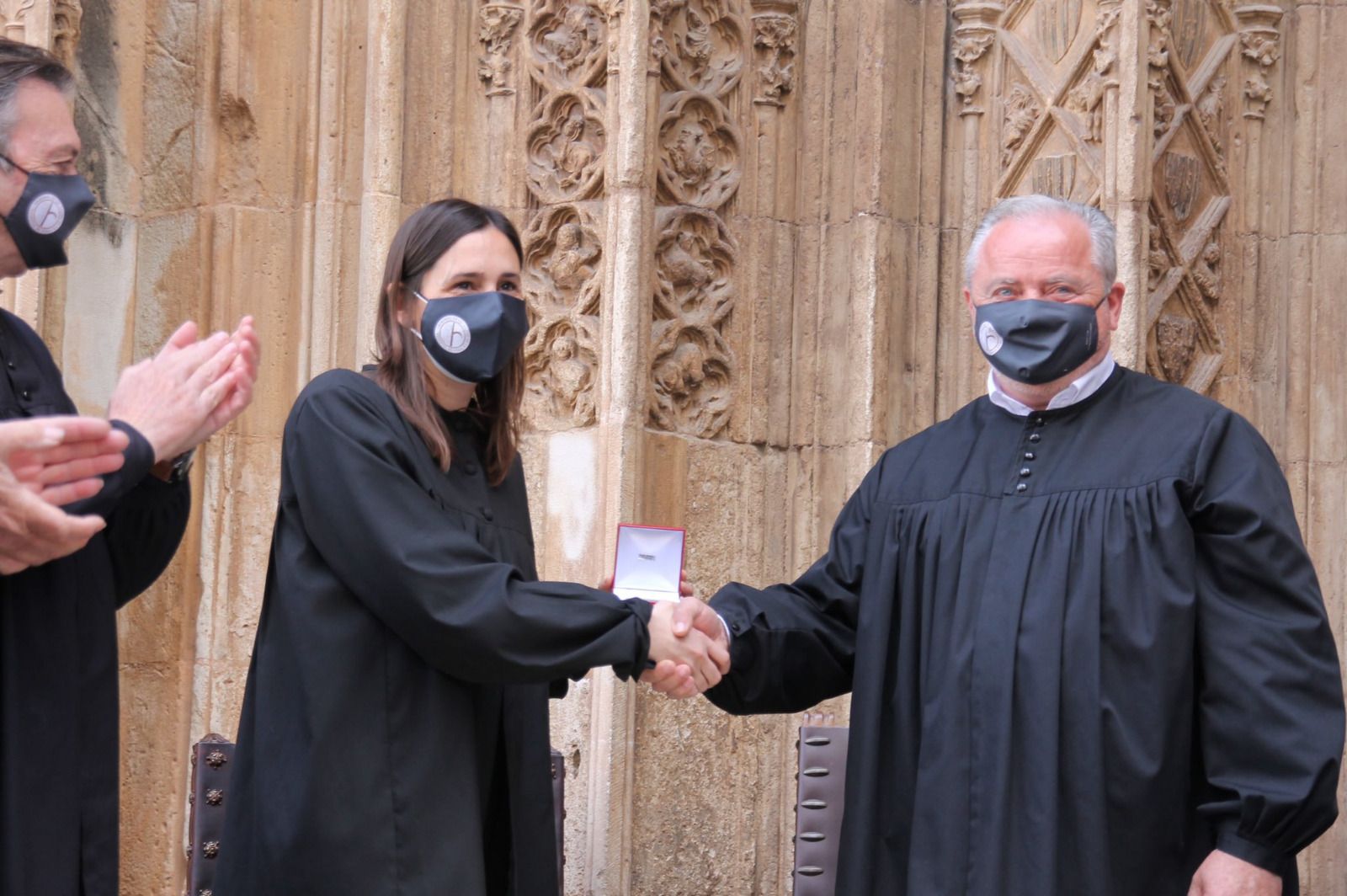 Elisa Valía rep la Brusa de Síndica d'Honor del Tribal de les Aigües