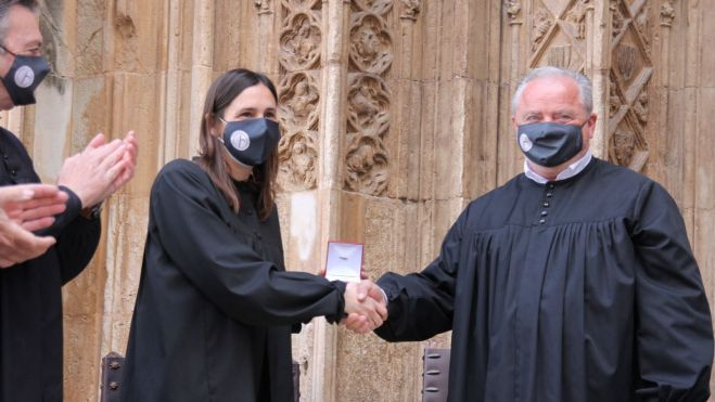 Elisa Valía recibe la Blusa de Síndica de Honor del Tribual de las Aguas 