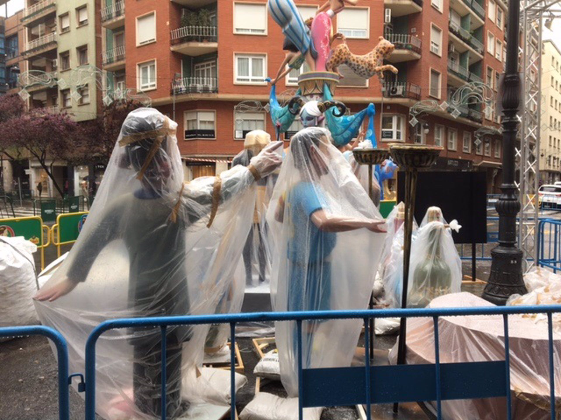 Falla amb plàstic per la pluja