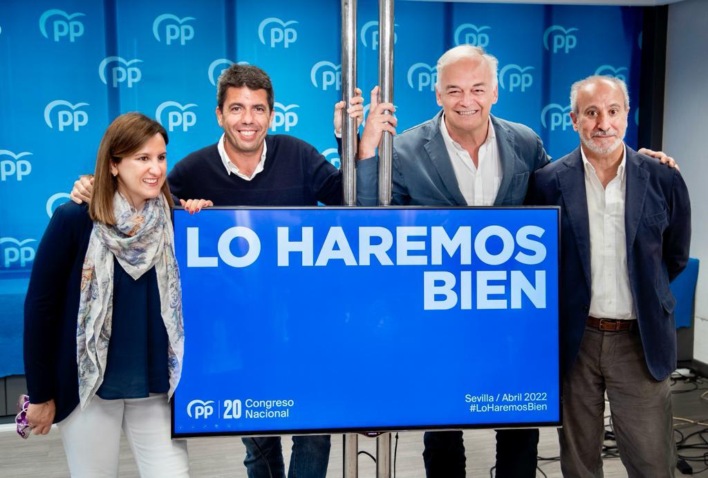 Representantes del PPCV con el lema del congreso