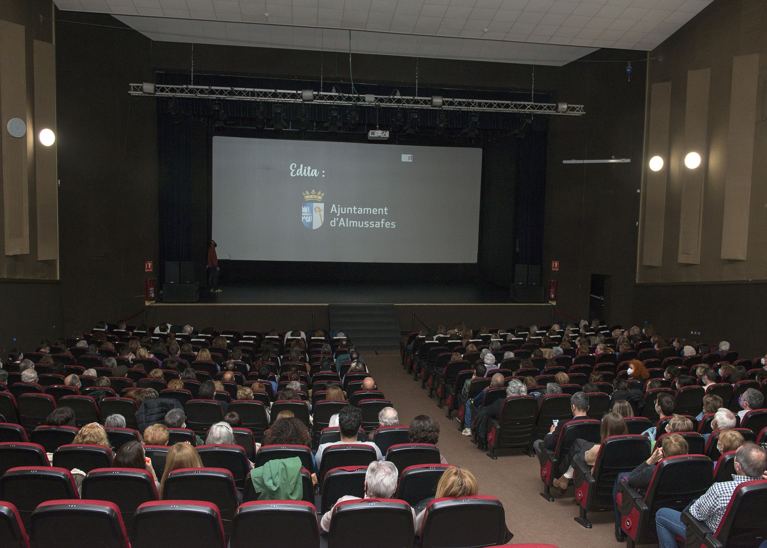 Proyección del documental del Centro Municipal de Personas Adultas (CMFPA) en el Centro Cultural de Almussafes