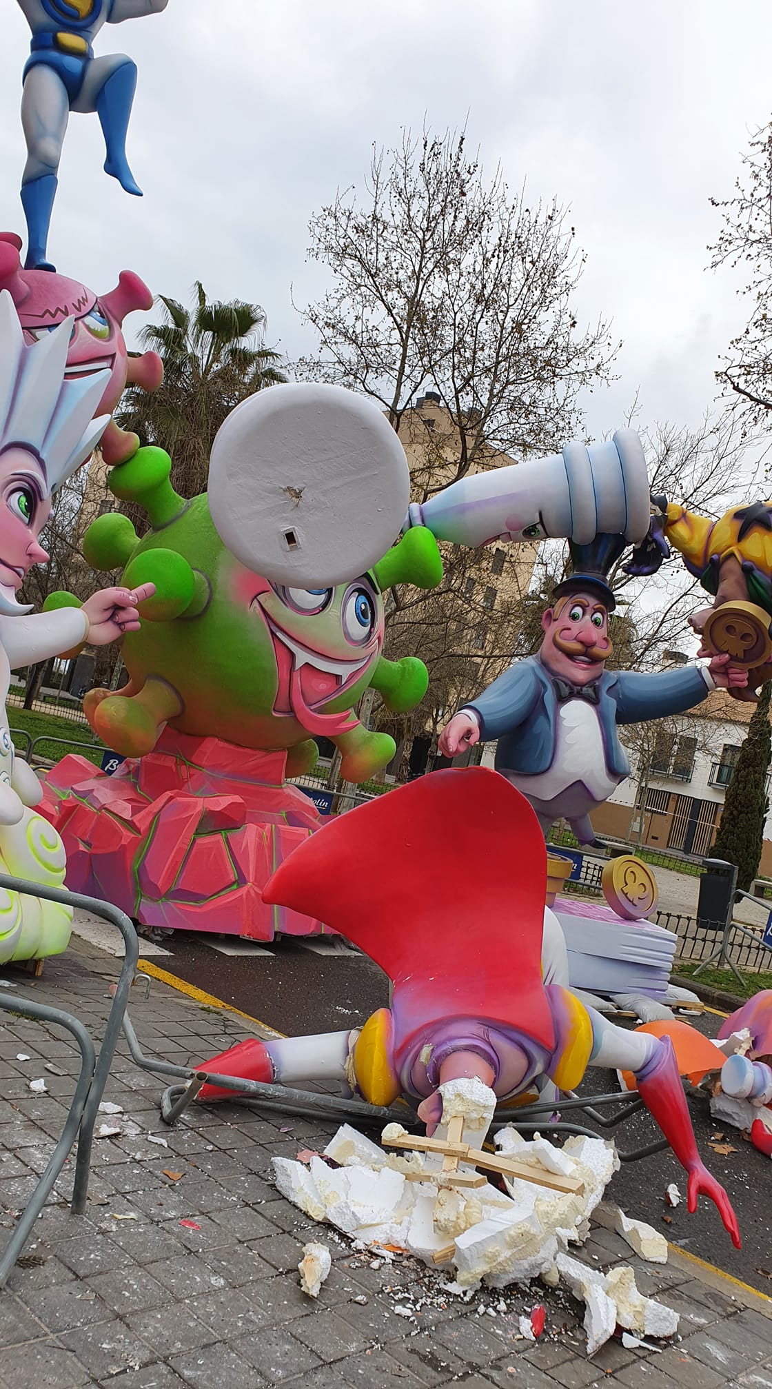 Falla Nova de Benicalap, en el suelo uno de los remates