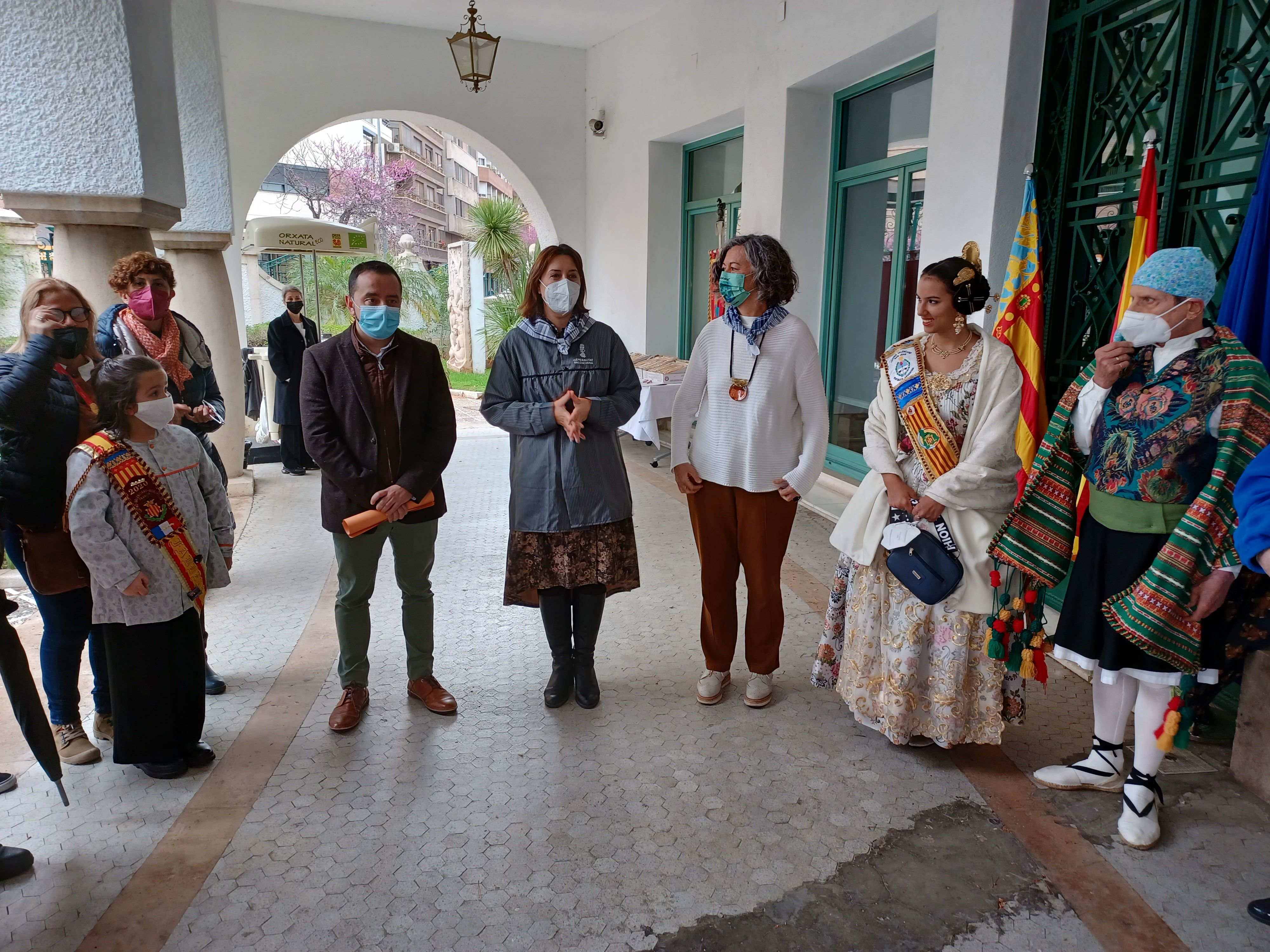 La consellera Pérez Garijo recibe una delegación de los Centros Valencianos en el Exterior (Cevex) que visitan València con motivo de las Fallas