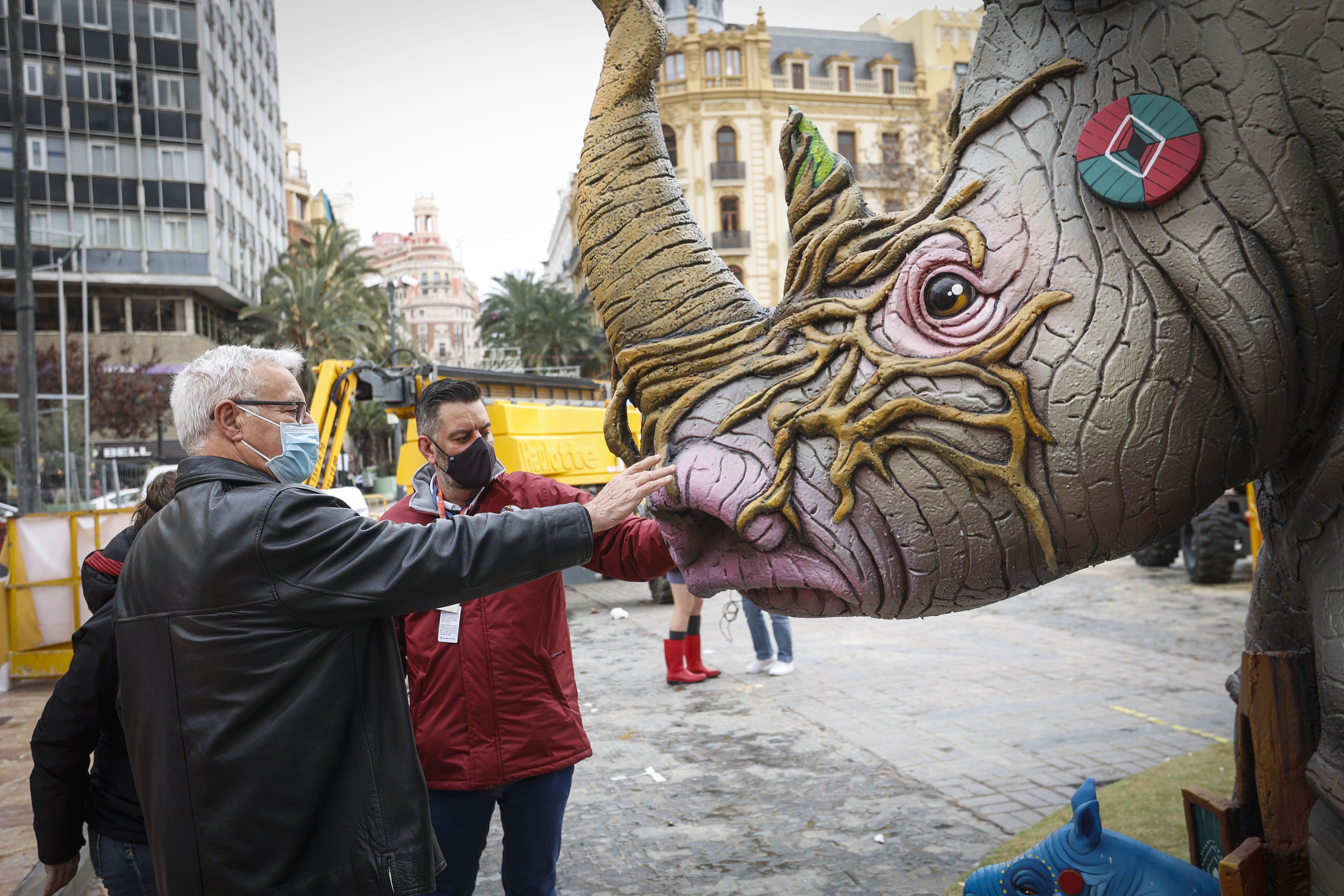 L'alcalde de València, Joan Ribó, en la seua visita a la falla municipal