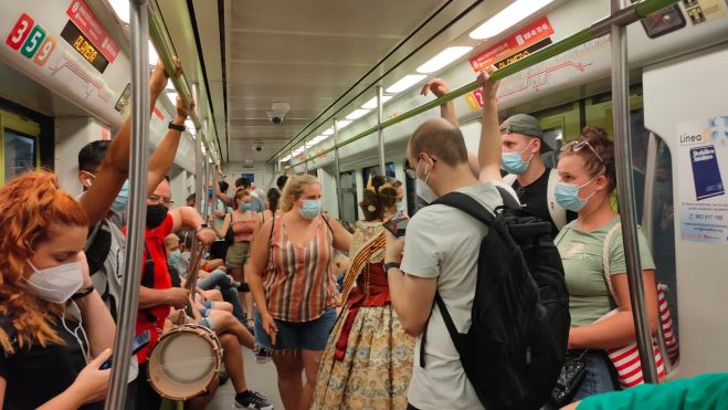 Personas usuarias de Metrovalencia en uno de los trenes Personas usuarias de Metrovalencia en uno de los trenes