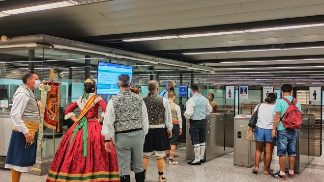 Falleros utilizando Metrovalencia Falleros utilizando Metrovalencia