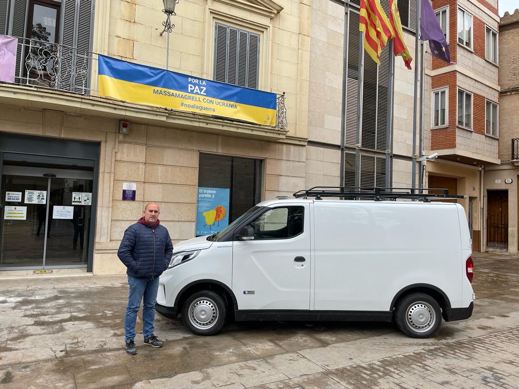 El alcalde Paco Gómez junto con la nueva furgoneta