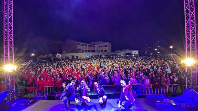 Los componentes de la orquesta Montecarlo en la Falla Barri de la Llum