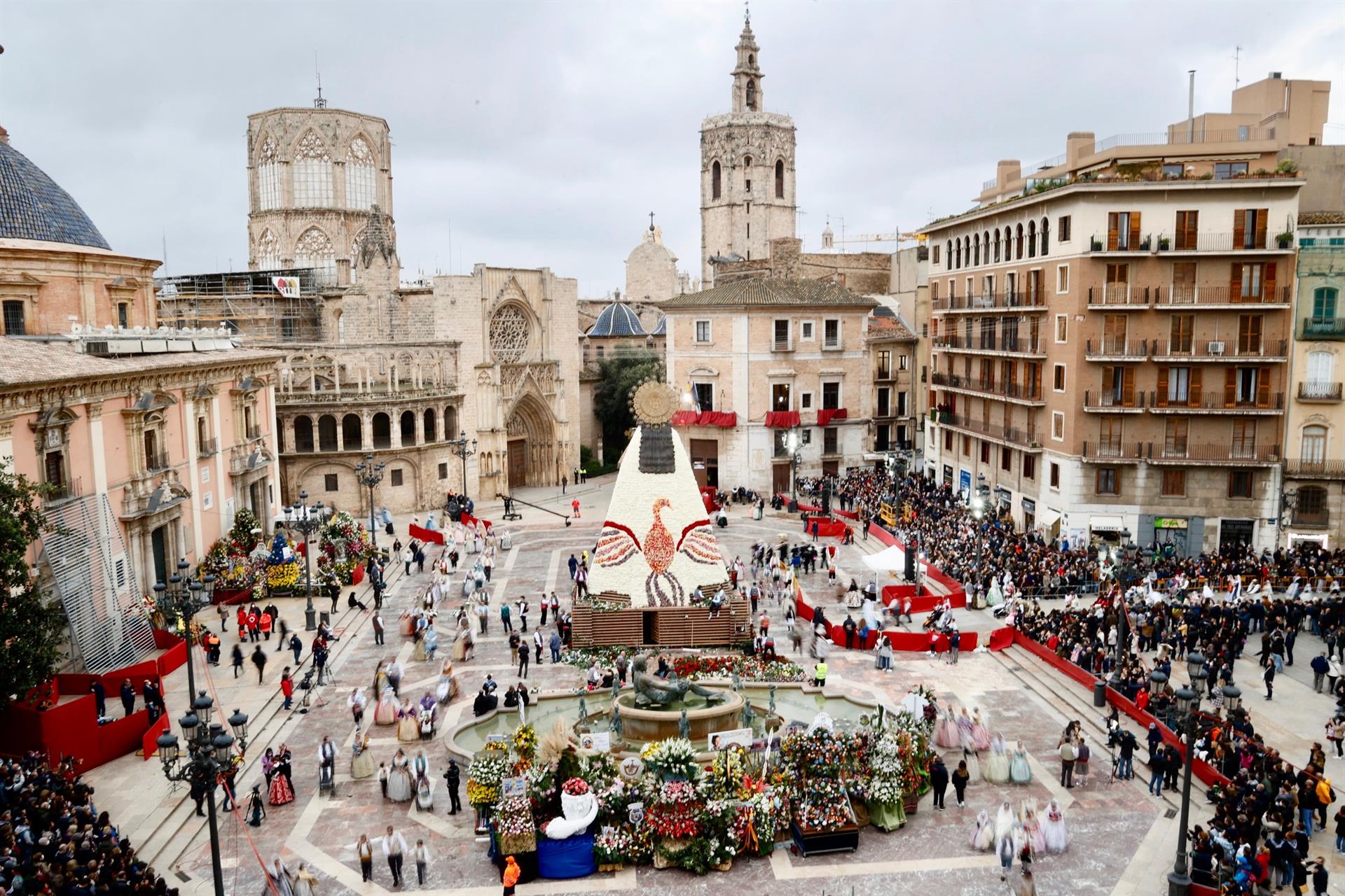 Un ocell fènix en el mantell de la Geperudeta 2022 simbolitza el renàixer després de "tot el viscut en la pandèmia"