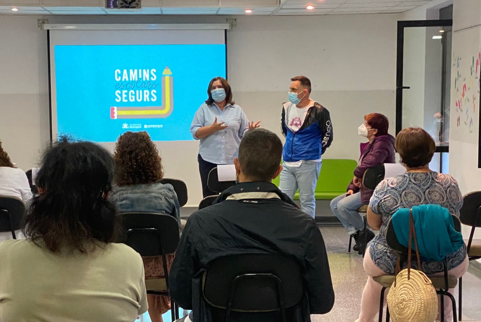 Los concejales Sayo Gandia y Óscar Borrell, ante un grupo de alumnos