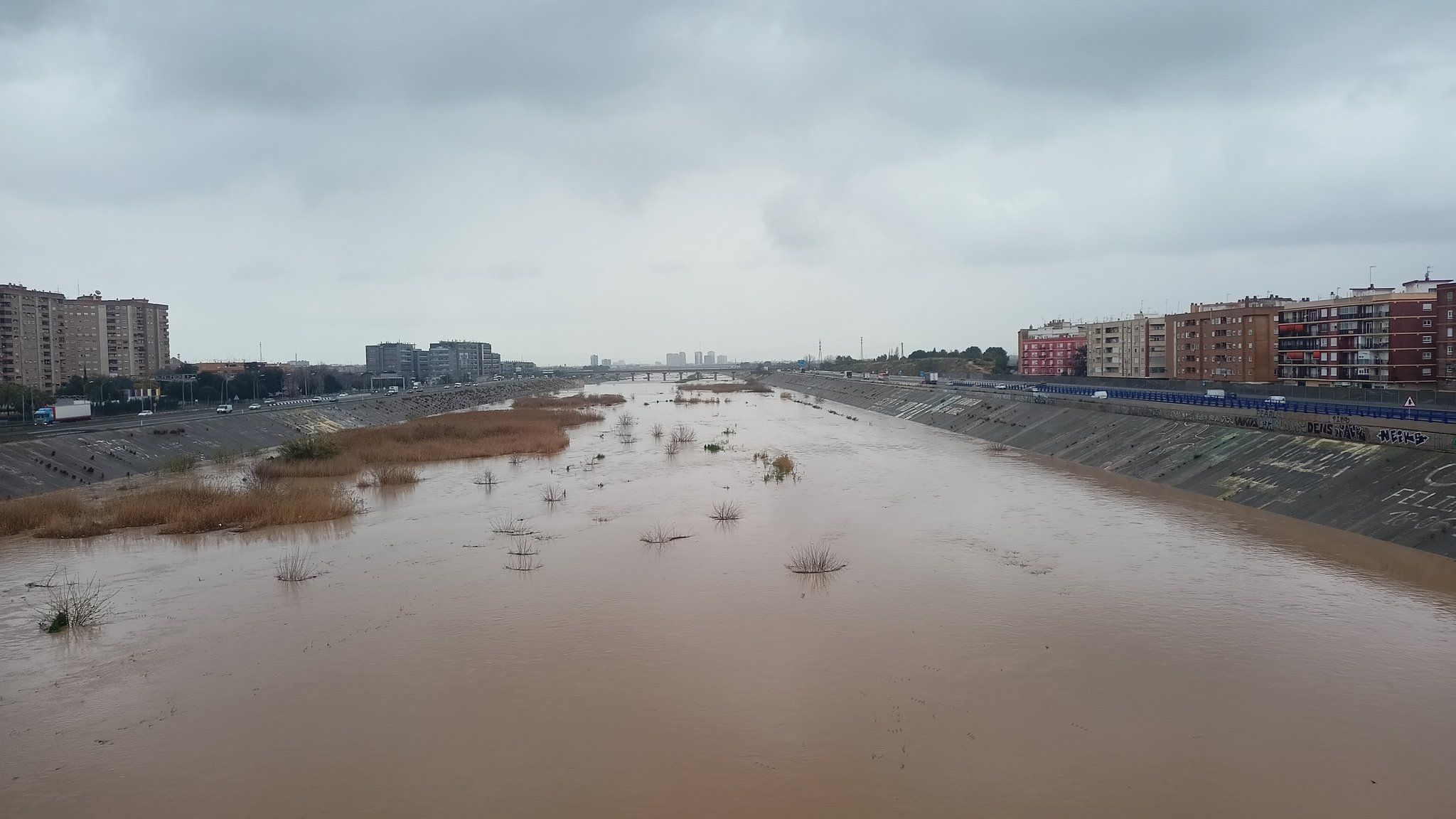 Rio Túria, amb Xirivella a la dreta. Font, Twitter: @_saccor