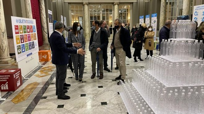 Las autoridades visitan una exposición entorno al agua en el Salón de Cristal del Ayuntamiento de València