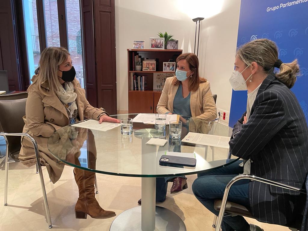 La Síndica del Grupo Popular en Les Corts, Mª José Catalá, se ha reunido con la madre de Marta Calvo, Marisol Burón, y con Elena Bastidas