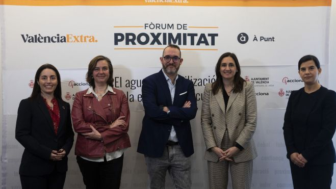 Sara Perales, Amparo López, Álex Ladrón de Guevara, Elisa Valía i Samira Khodayar al Fòrum de Proximitat 'L'aigua: la seua reutilització i l'economía circular'