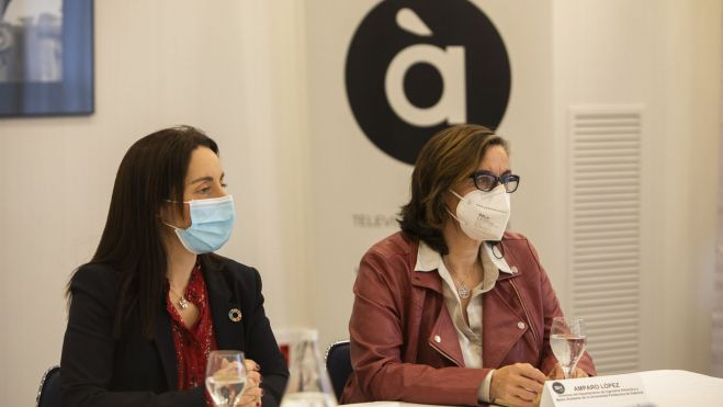 Sara Perales y Amparo López durante el Fòrum de Proximitat 'El agua: su reutilización y la economía circular'. Fotografía de Eva Máñez