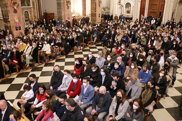 Iglesia llena durante la presentación de los festeros del año 2022 en Puçol