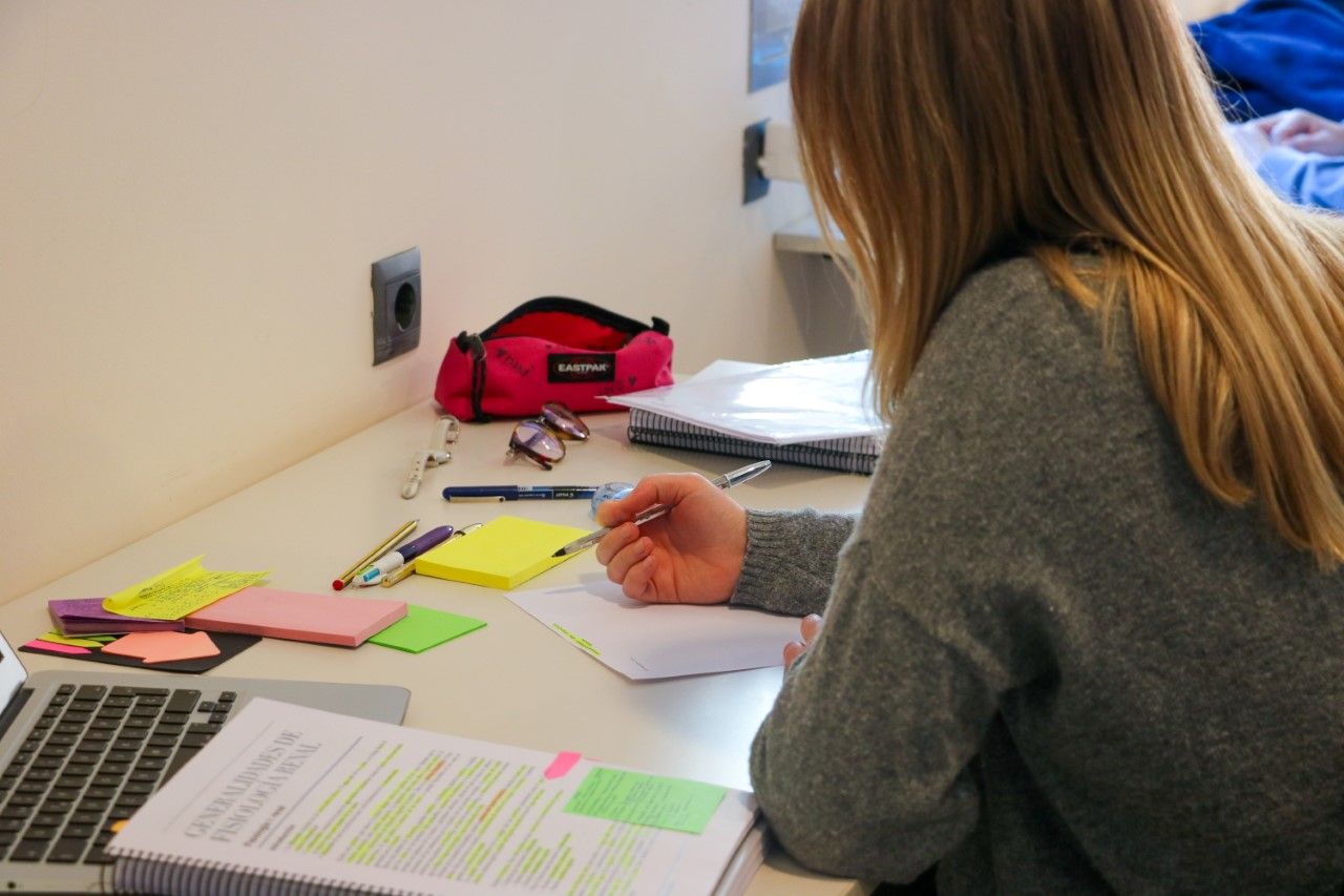 Una estudiante en una biblioteca. Beca MEC 2022-2023