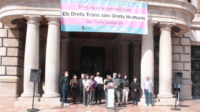 Colocación de la pancarta por el Día de la Visibilidad Trans en el Ayuntamiento de València