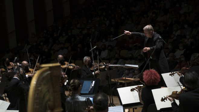 Alexander Liebreich y la Orquesta de València durante uno de sus conciertos