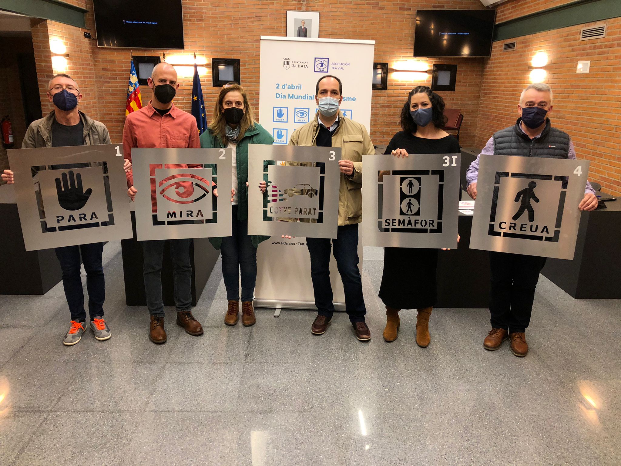 Autoridades del Ayuntamiento y asociaciones de Aldaia con los pictogramas que facilitarán la seguridad vial de las personas con TEA en el municipio