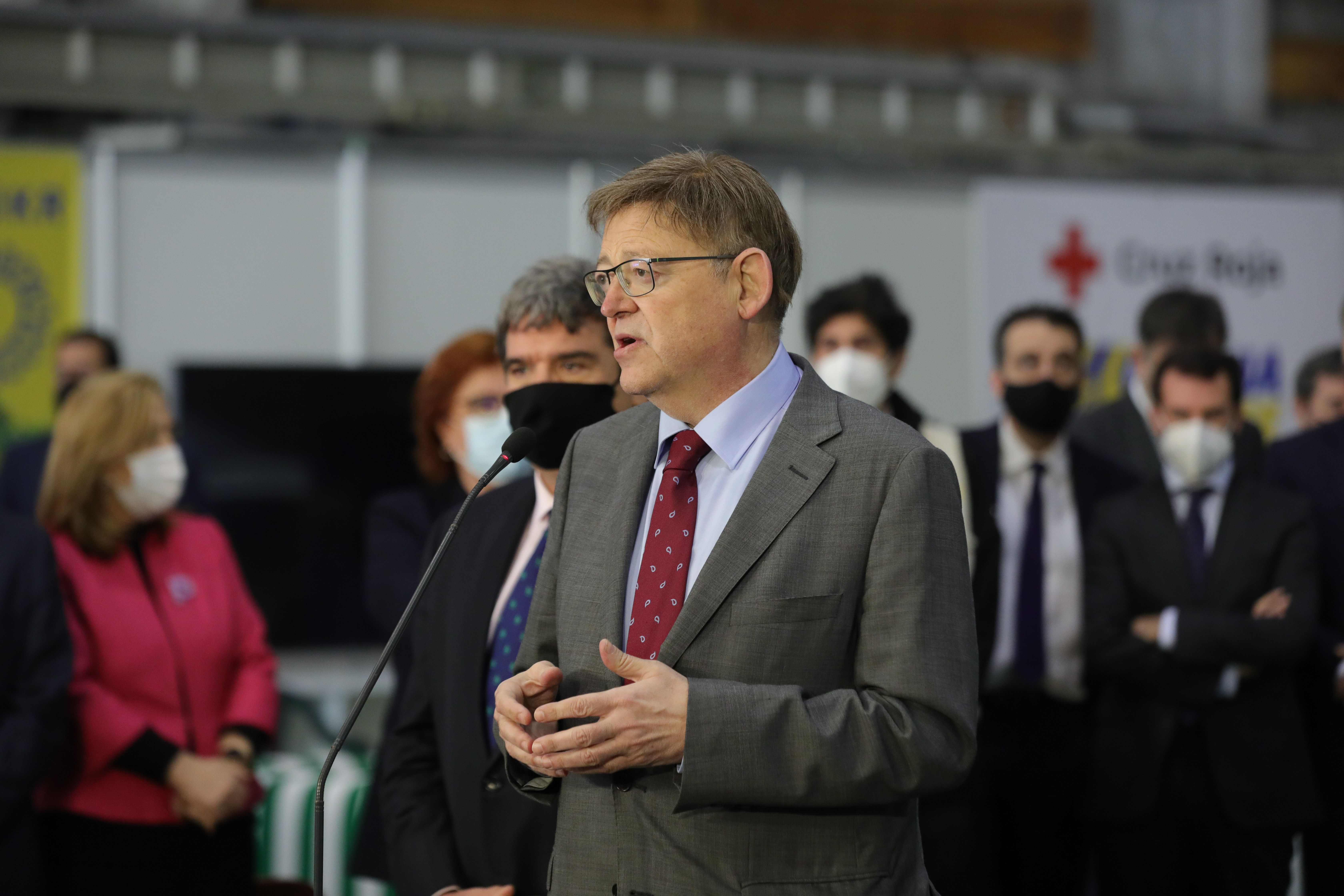Ximo Puig durant la seua visita al Centre de Recepció de Refugiats situat a la Ciutat de la Llum d'Alacant