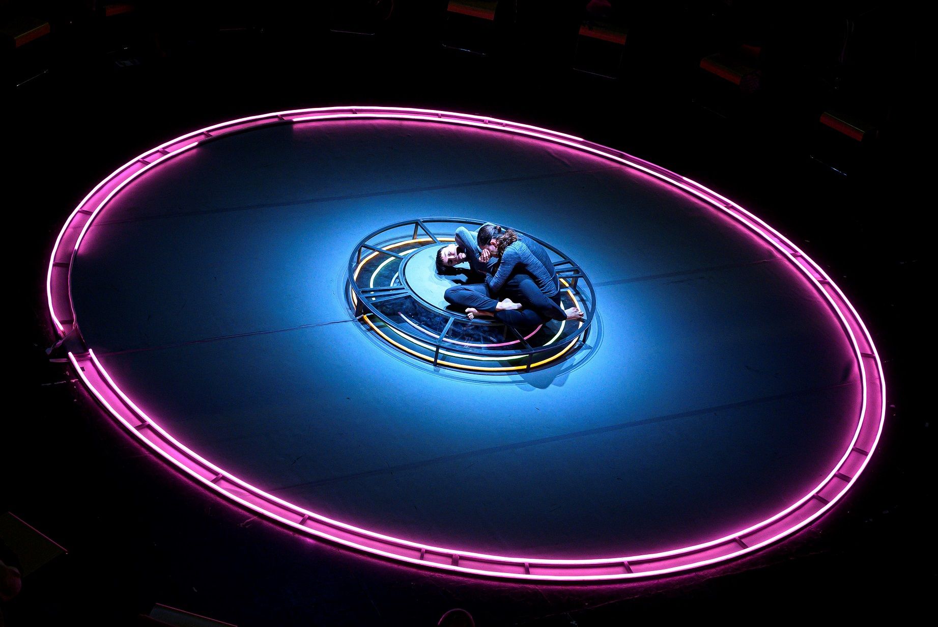 Dos bailarinas interpretando el espectáculo de danza 'No es amor'