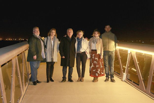 Paz Carceller, Elena Camarero y otras autoridades locales en la vereda Mangraners iluminada