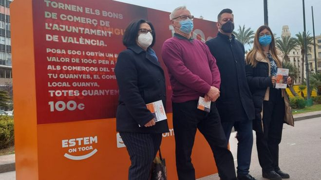El equipo de gobierno municipal en la presentación de los Bonos Comercio VLC