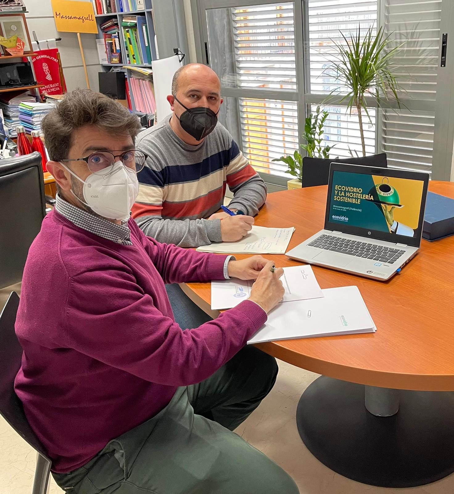 El alcalde de Massamagrell Paco Gómez trabajando en la nueva campaña para impulsar el reciclaje de vidrio en la hostelería