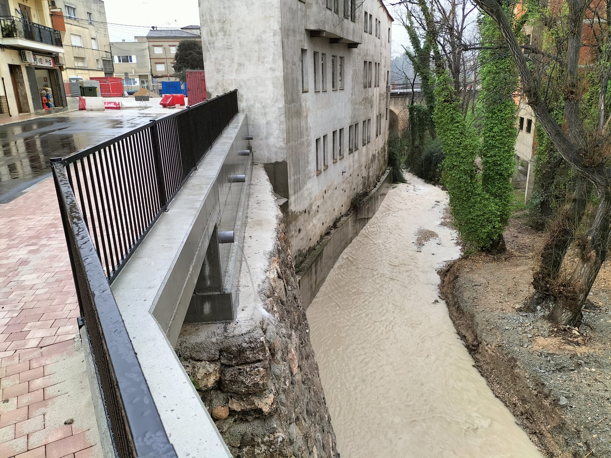 Reconstrucción del muro en Moixent que sufrió un hundimiento el pasado mes de septiembre 