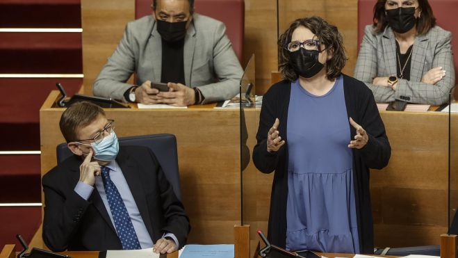 El president de la Generalitat valenciana, Ximo Puig y la vicepresidenta Mónica Oltra, durante una sesión de control de Les Corts