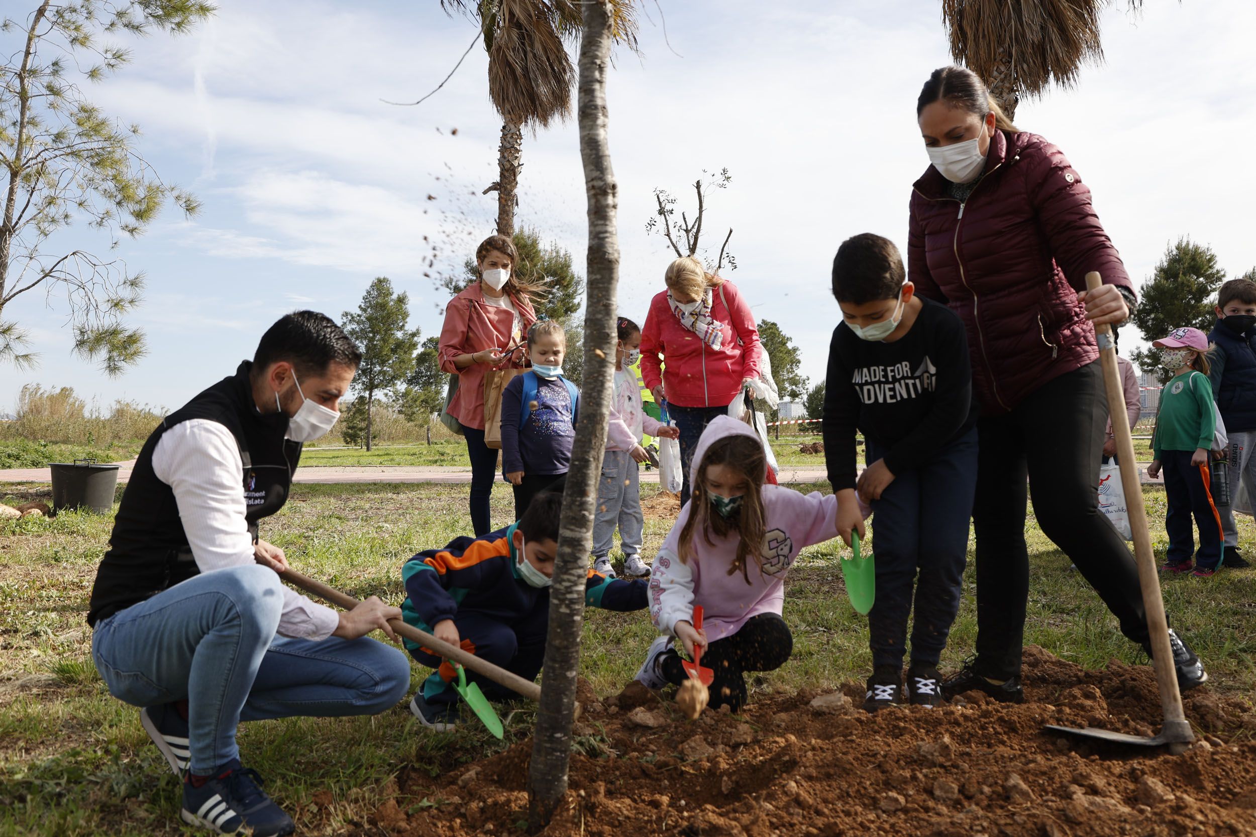 Un grupo de escolares y el alcalde de Mislata plantan un árbol