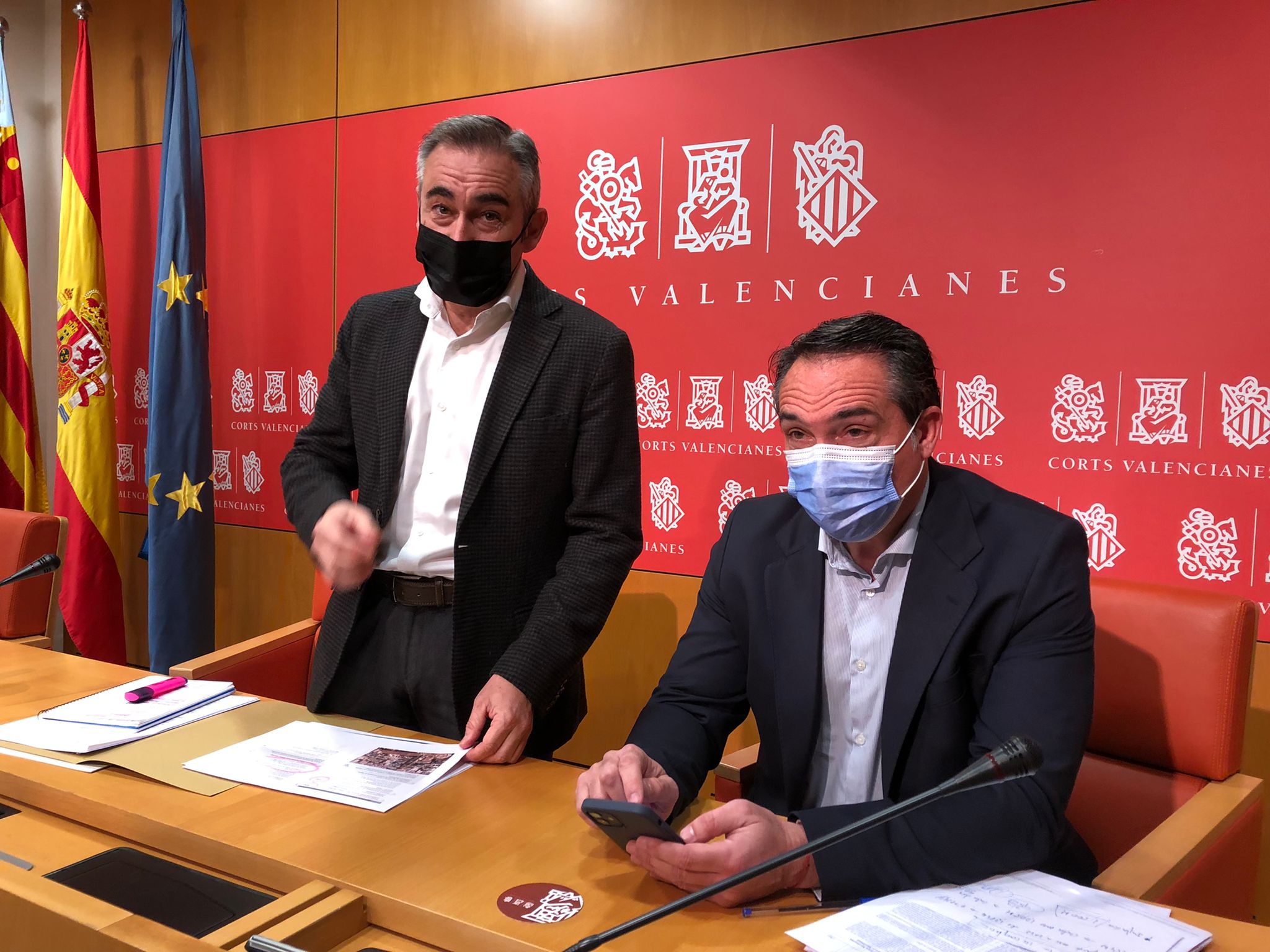 El portaveu adjunt del GPP, Miguel Barrachina, i el portaveu d'Economia, Rubén Ibáñez