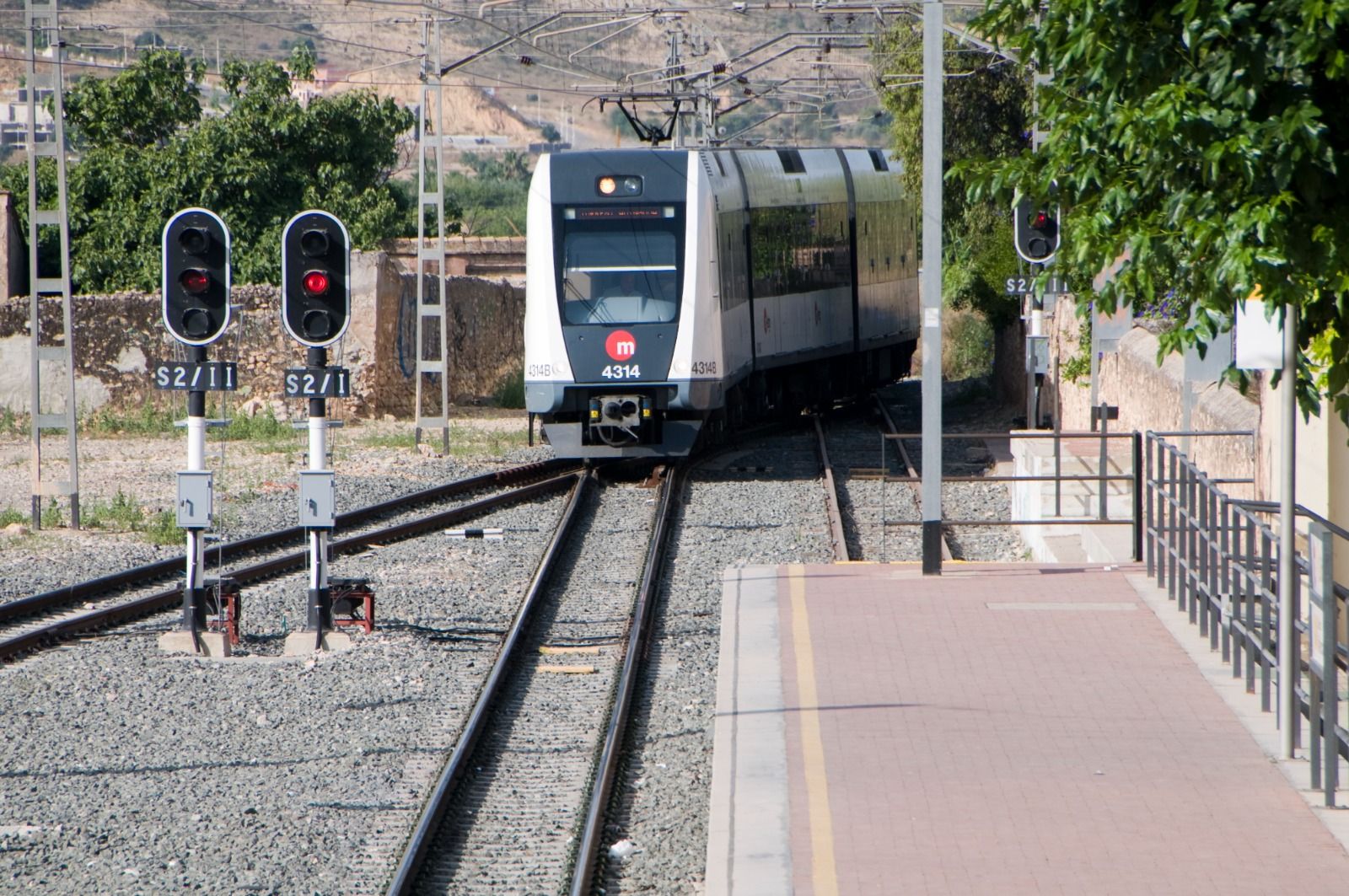 Tren llegando a una estación de Metrovalencia
