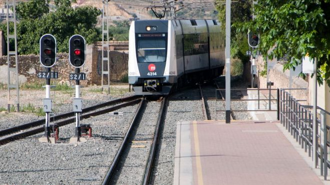 Tren arribant a una estació de Metrovalencia