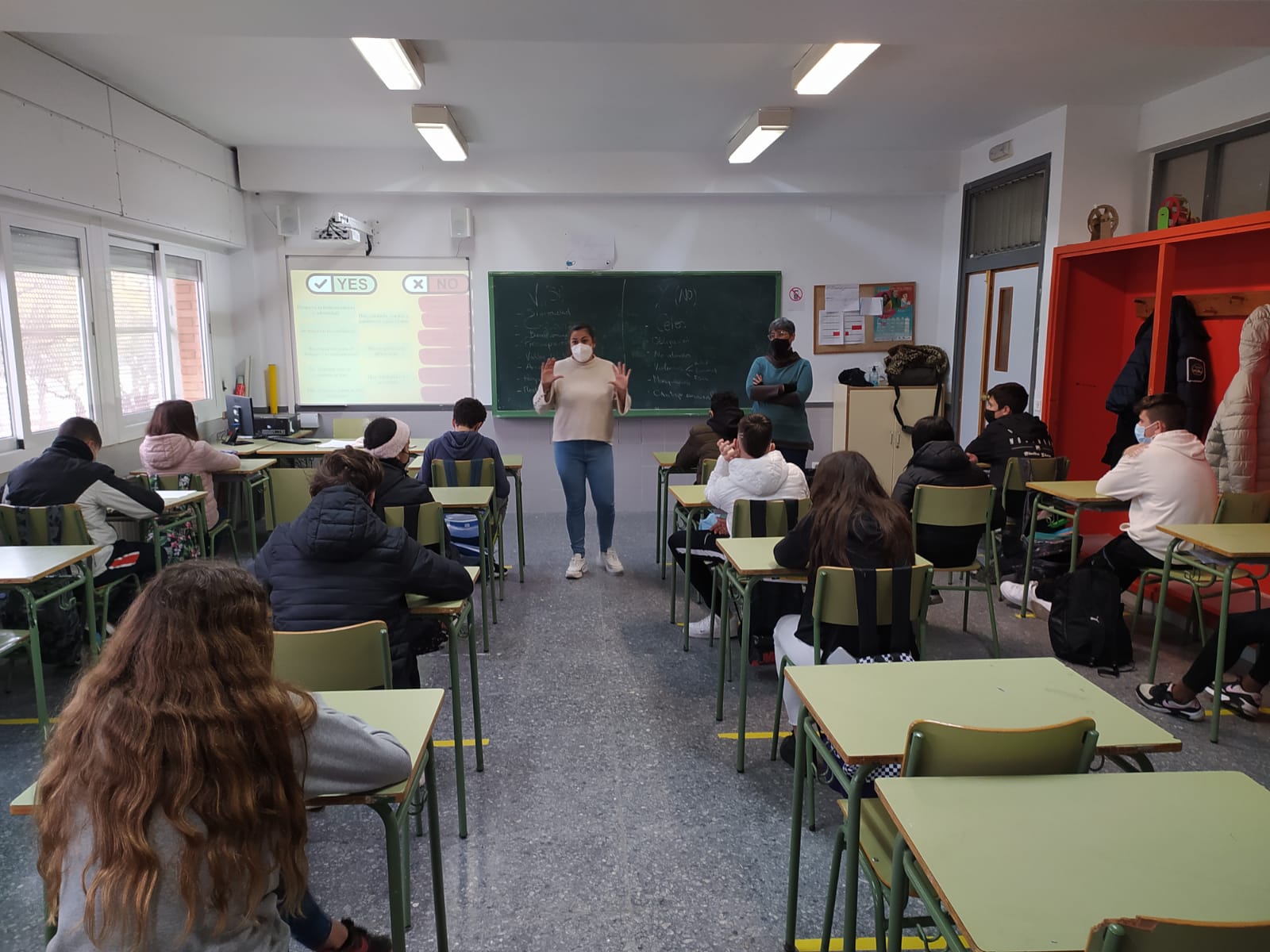 Exposición 'No em toques el whatsapp' en el IES Sedaví