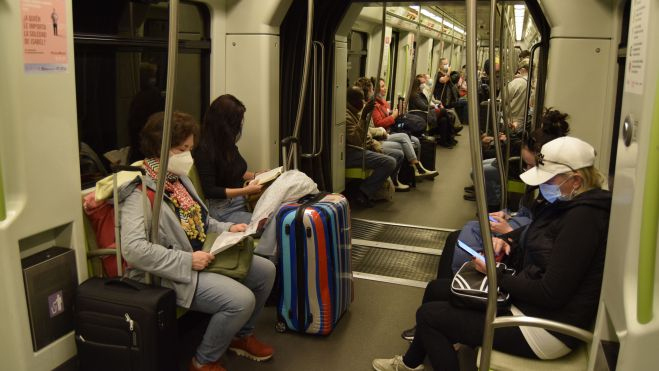 Viatgers en un tren de Metrovalencia