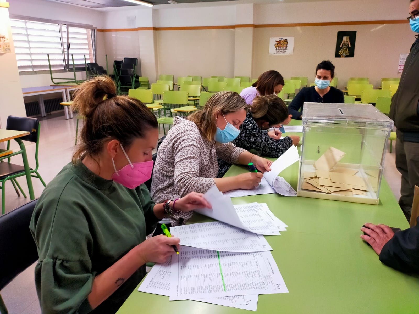 Mesa de consulta en el CEIP Almassaf