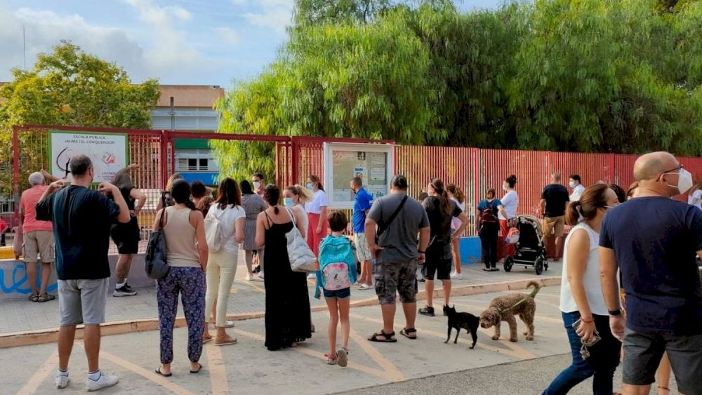 Jornada de votaciones sobre la jornada continua en un colegio de Catarroja 