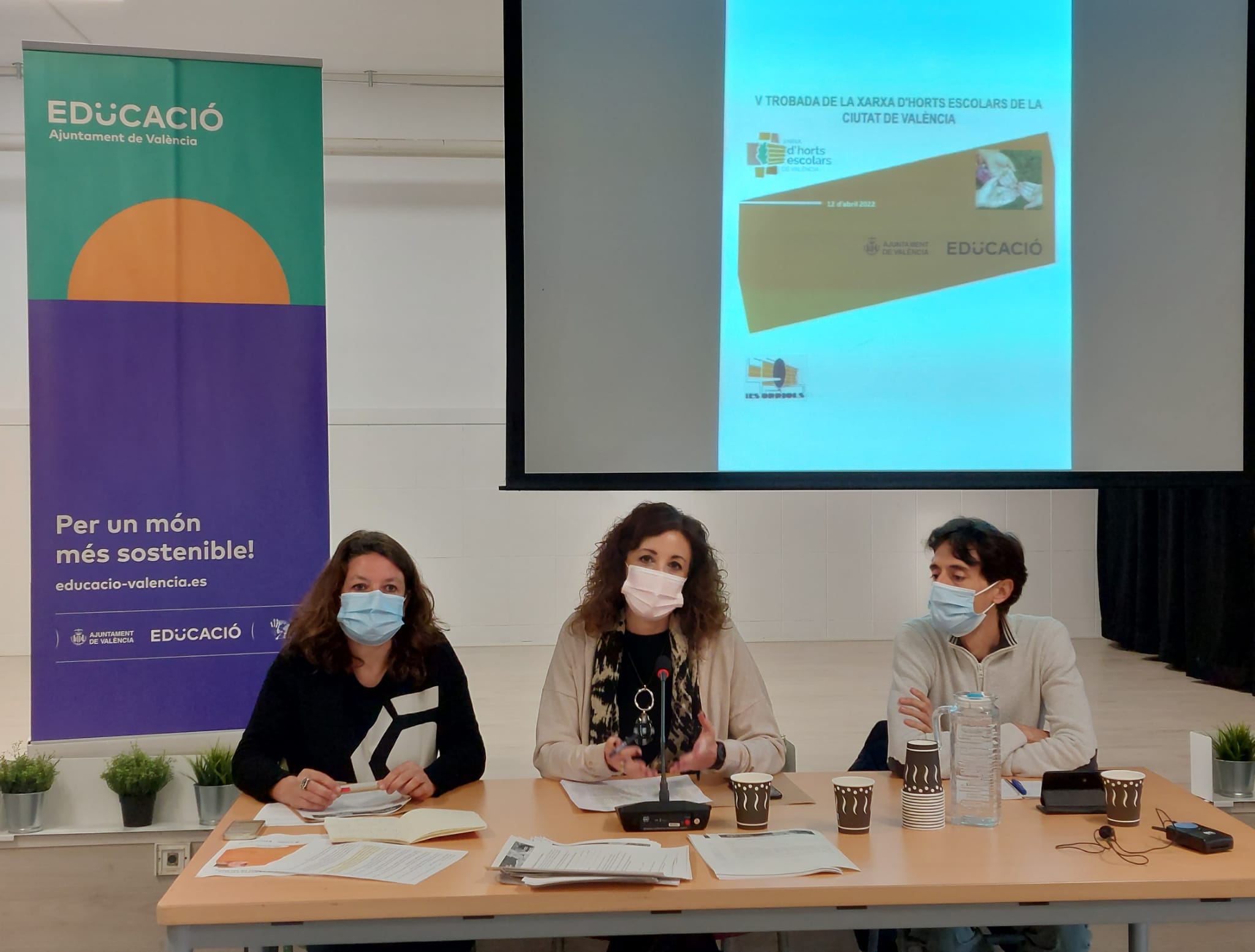 La regidora d'Educació, Maite Ibáñez, en la jornada sobre horts escolars